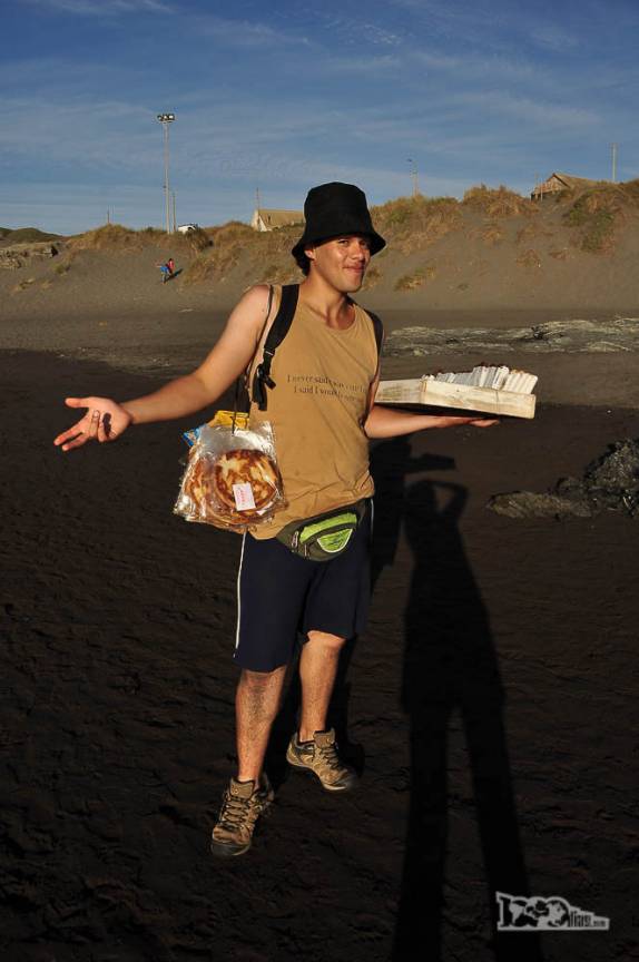 Vendedor ambulante em praia de Pichilemu, no litoral central do Chile